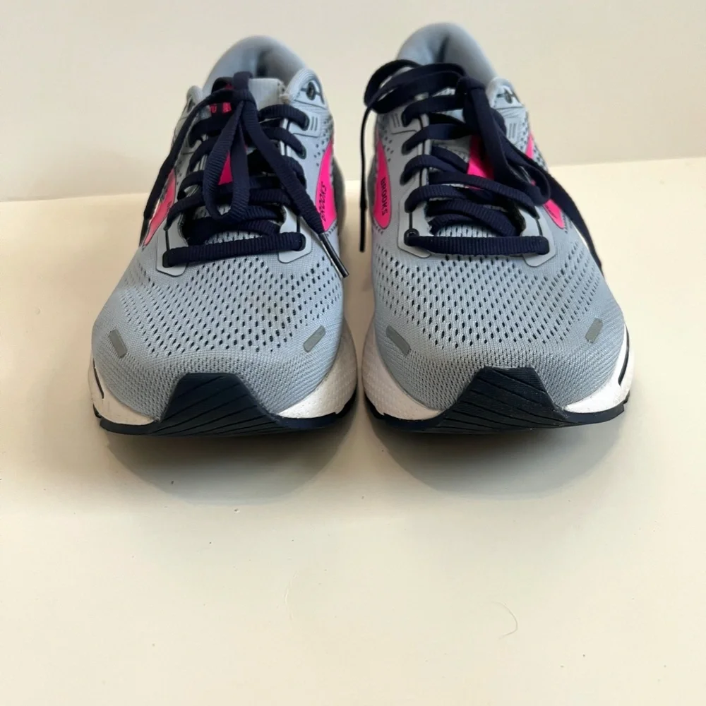 Like New Condition Brooks Women's Adrenaline GTS 22 Running Shoe, Size 9/40.5 EU - Picture 7 of 16